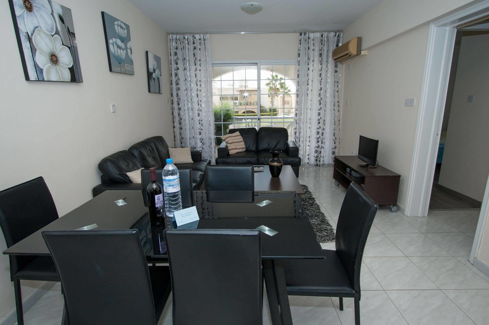 Santa Barbara Complex Apartment Лимасол Екстериор снимка